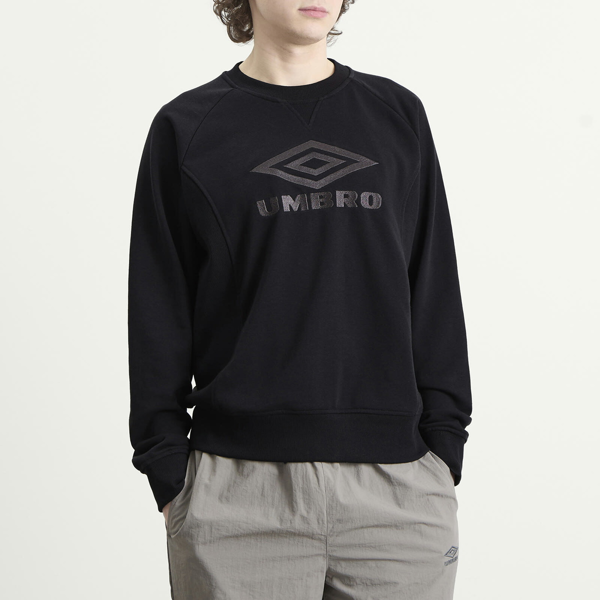 Umbro Men's Iconic Sweat in Black/Volcanic Ash