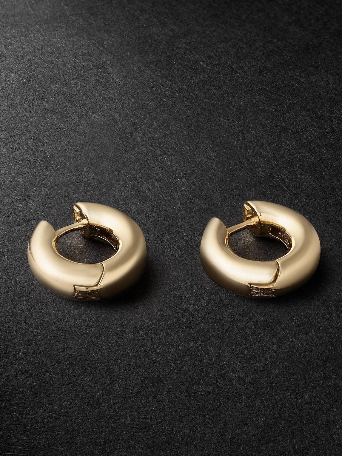 Photo: Luis Morais - Gold Earrings