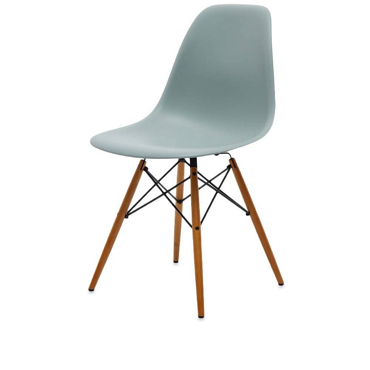 Photo: Vitra Eames DSW Side Chair Light Maple Legs