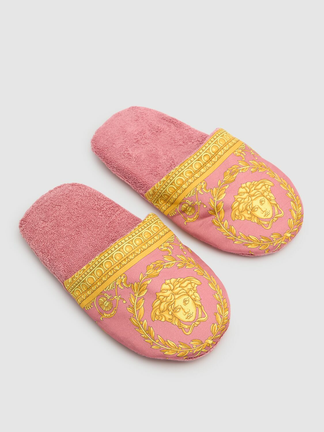 【関税込み】Versace ピンク 'I Heart Baroque' スリッパ VERSACE I Heart Baroque Bath Slippers Versace