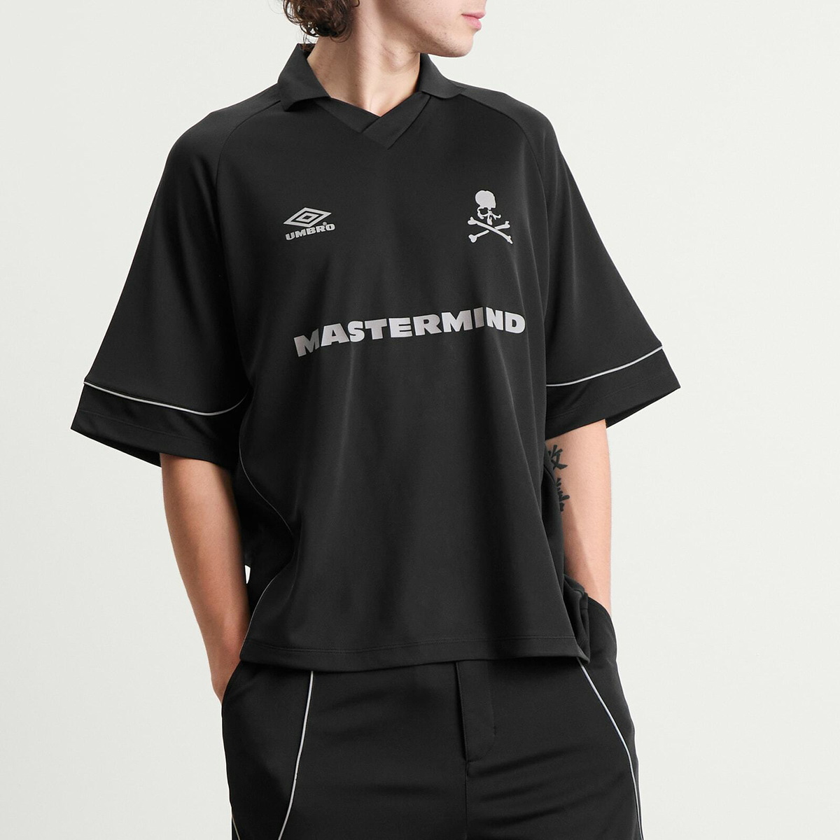 MASTERMIND WORLD Men's x Umbro Short Sleeve Game Shirt in Black