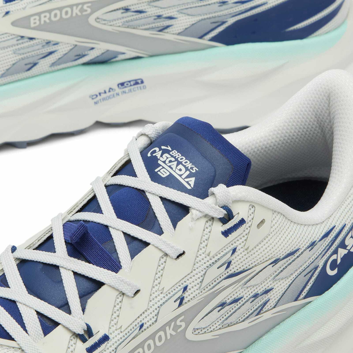 Brooks Men's Cascadia 19 Sneaker in Blue/Gray/Bellwether