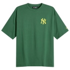 New Era Men's MLB World Series Yankies T-Shirt in College Green