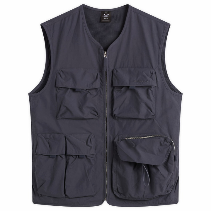 Photo: Oakley Men's Reserve Utility Vest in Graphite
