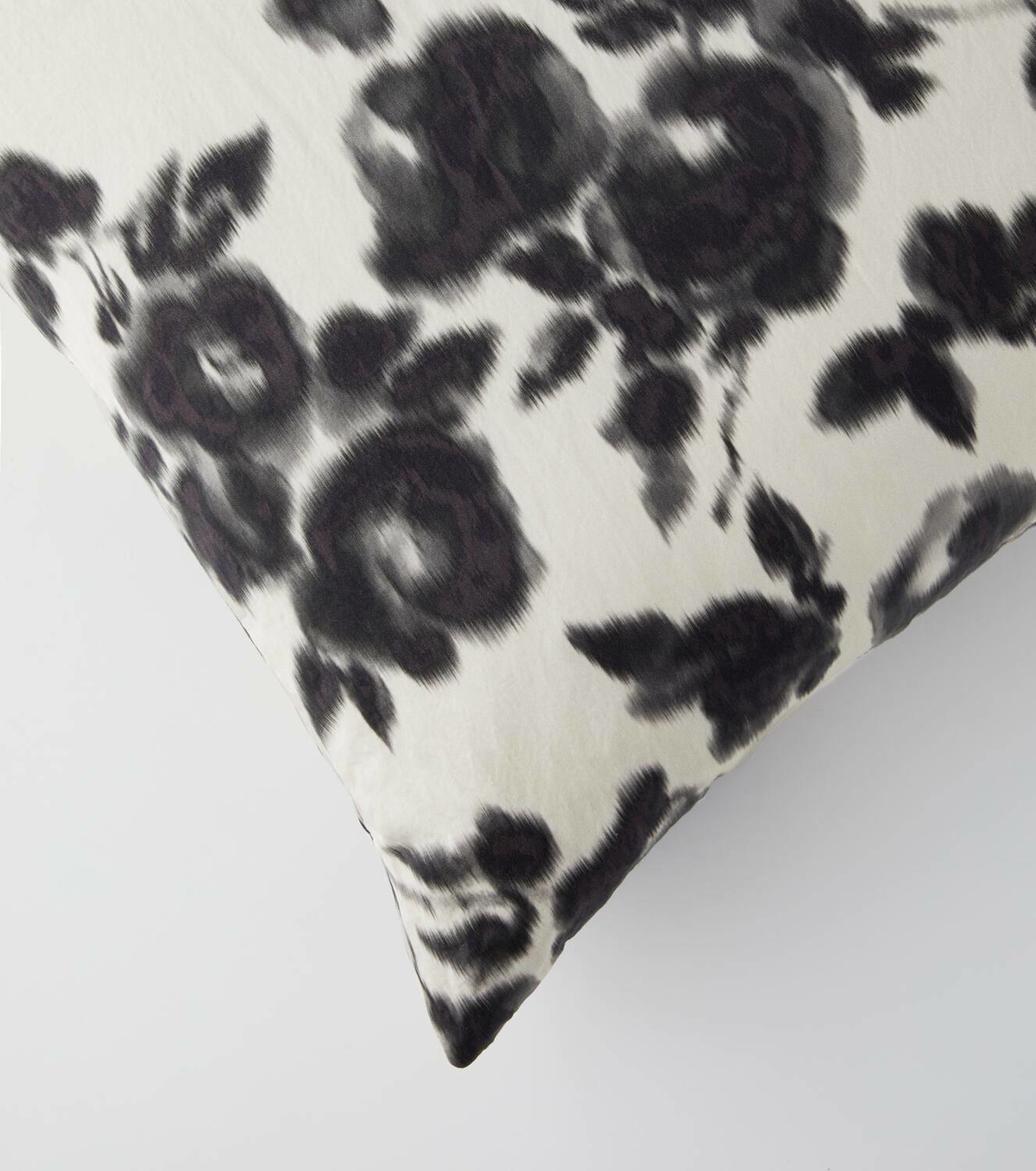 The House of Lyria Freesia cushion