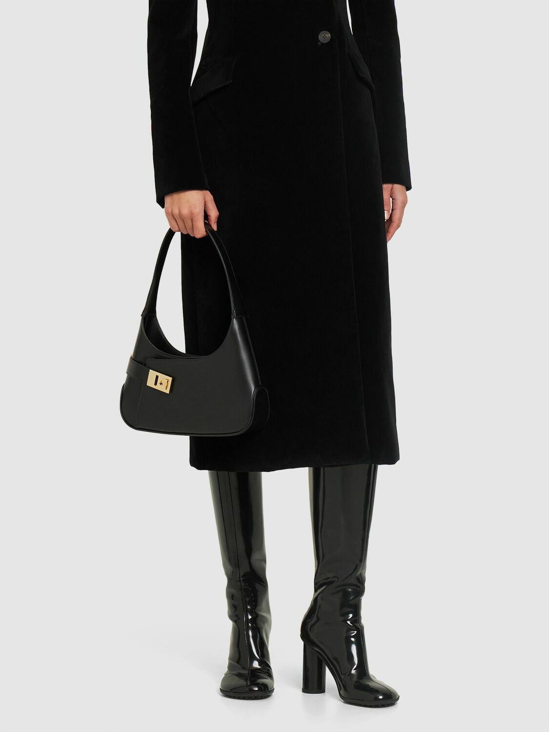 【送料&関税込】Ferragamo Black Leather Medium Handbag Salvatore Ferragamo Studio Calfskin Medium Crossbody Bag