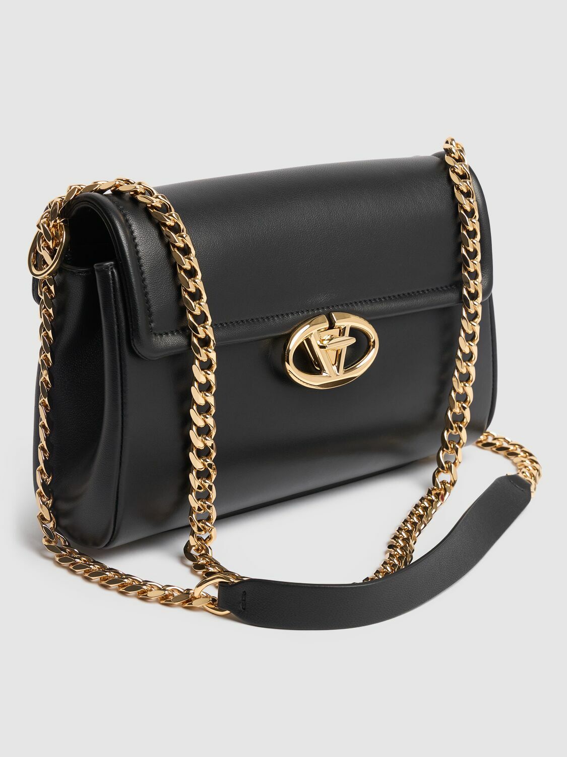 ショルダーバッグ・ポシェット VALENTINO GARAVANI CHAIN 2 LARGE SHOULDER BAG Valentino Garavani Chain 2 large shoulder bag | The Fashion