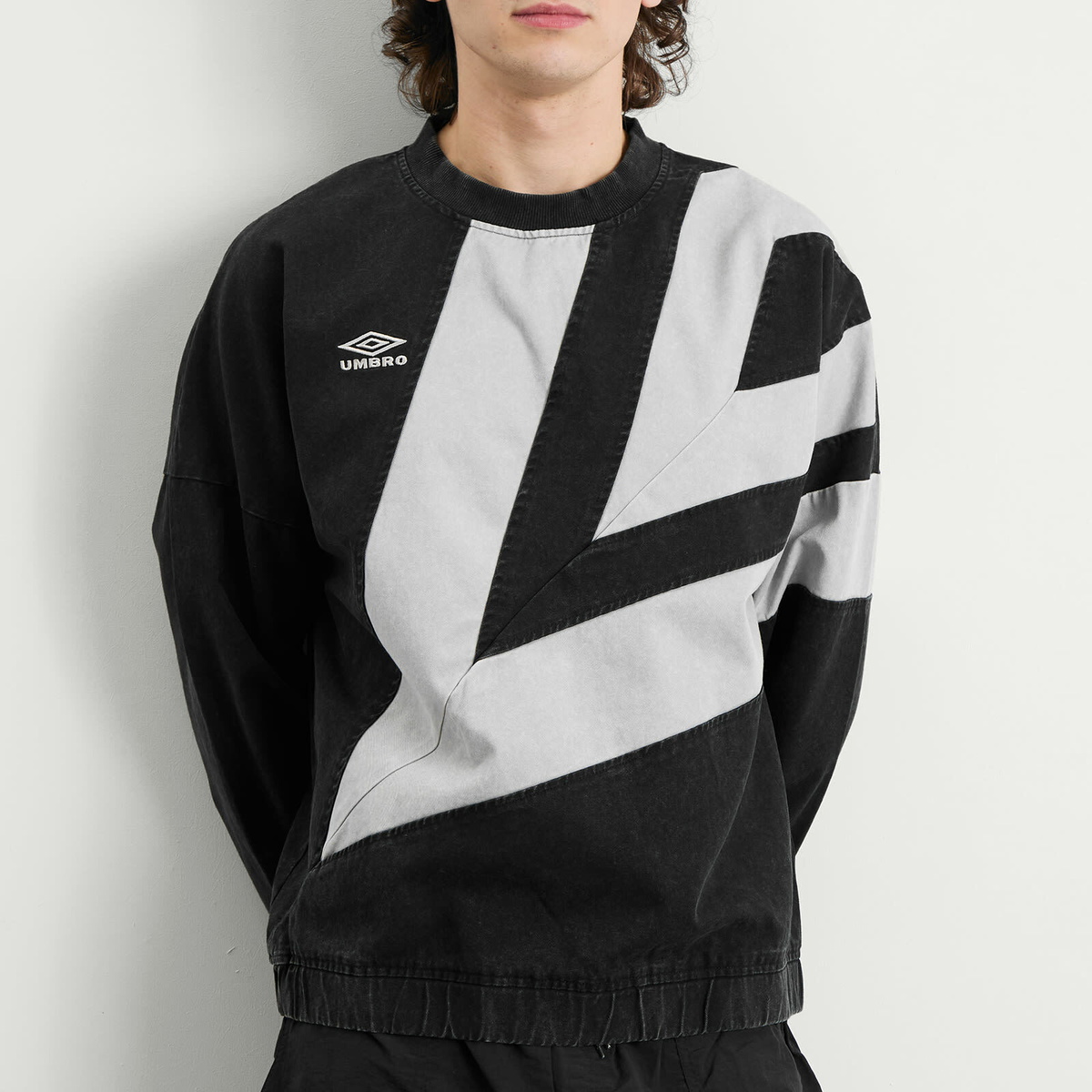 Umbro Men's Washed Diamond Drill Sweat in Black/Ultimate Gray