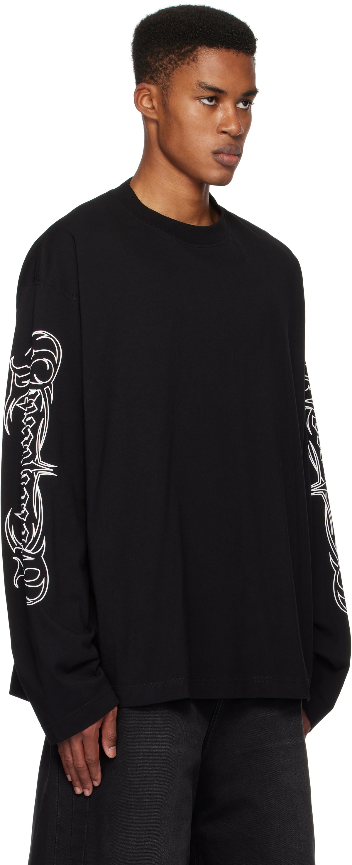 存在感絶大【VETEMENTS】L PRINTED LONGSLEEVE VETEMENTS Black Metal Printed Longsleeve T-shirt Vetements