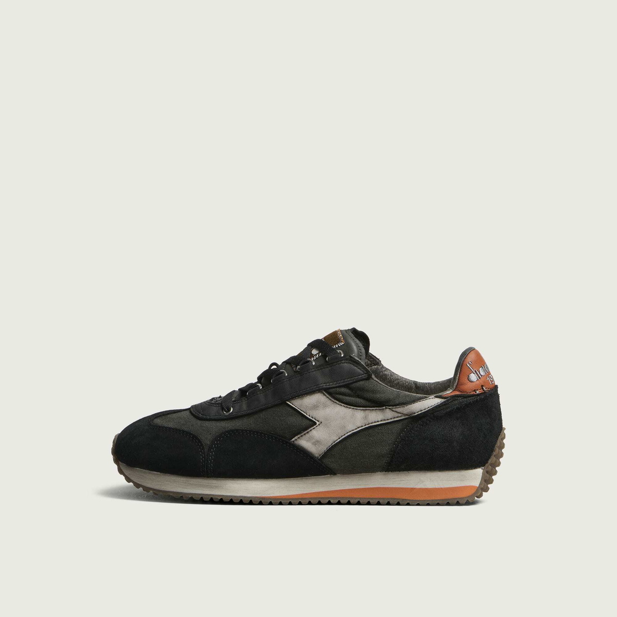 Diadora Men's Equipe Dirty Sw Evo Sneaker in Anthracite Black