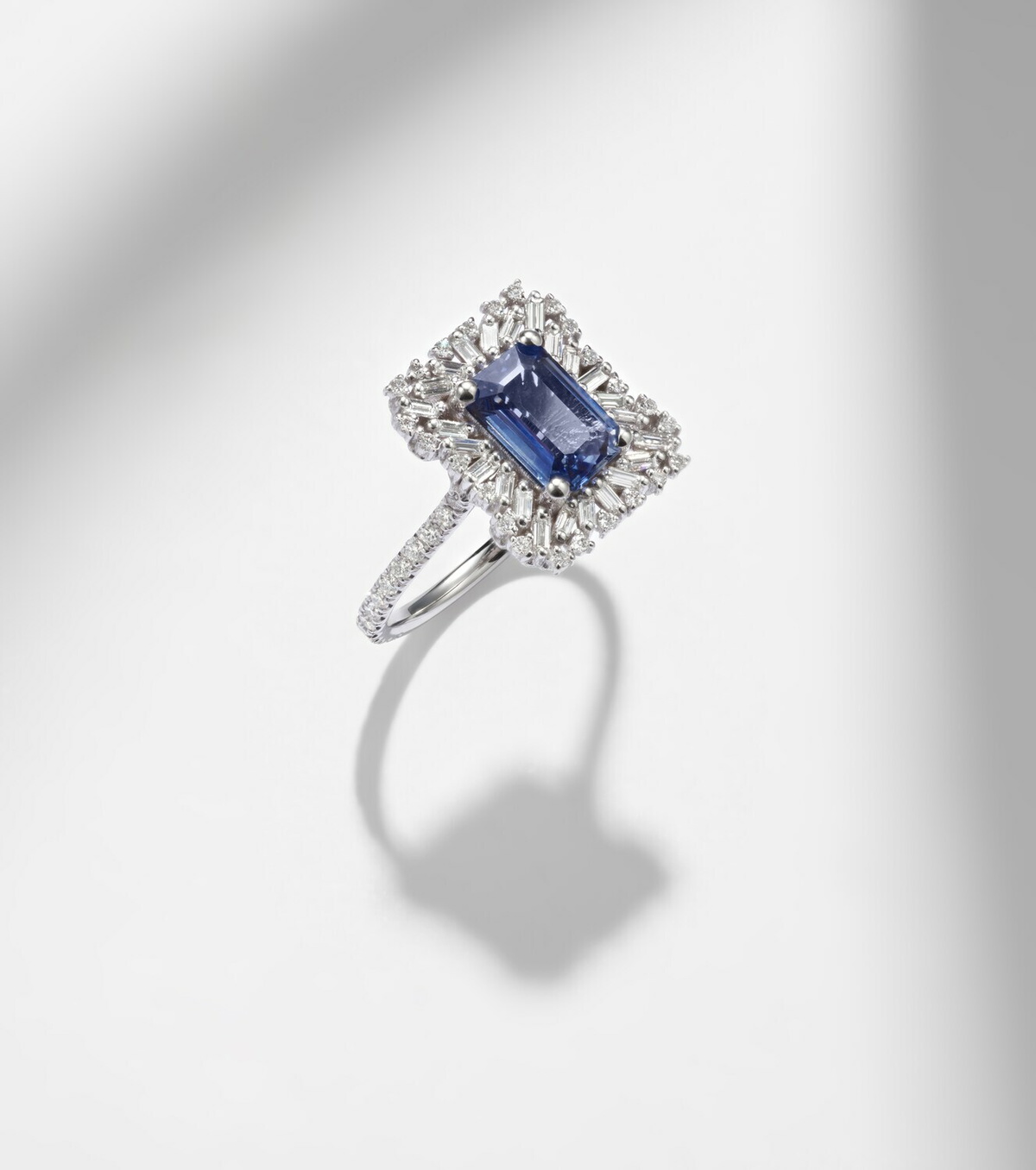 Suzanne Kalan 18kt white gold ring with sapphires and diamonds