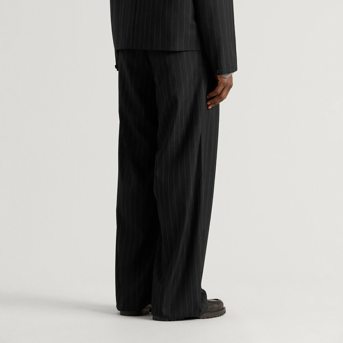 END. x Samsøe Samsøe Men's Saeryx Wide Elasticated Trousers in Black Pinstripe