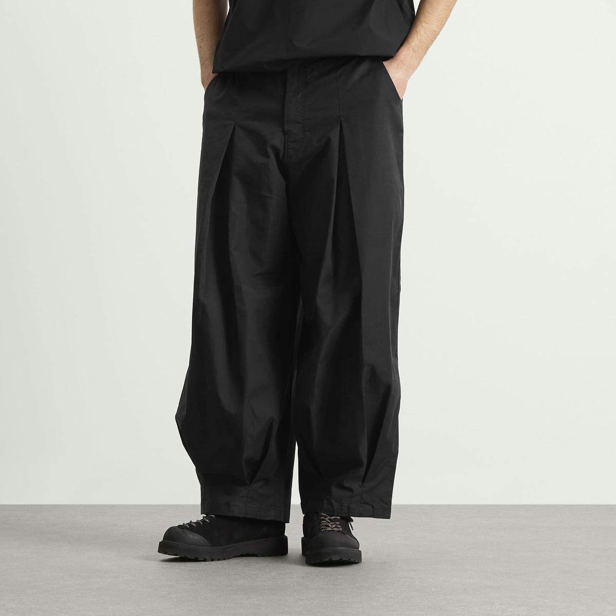 Anglan Men's Unbalance Long Tuck Balloon Pants in Black