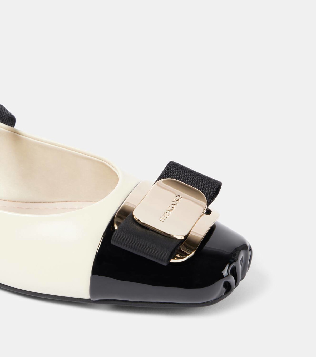 【関税込み】FERRAGAMO ZINA' BALLET FLATS Zina leather ballet flats in white - Ferragamo | Mytheresa