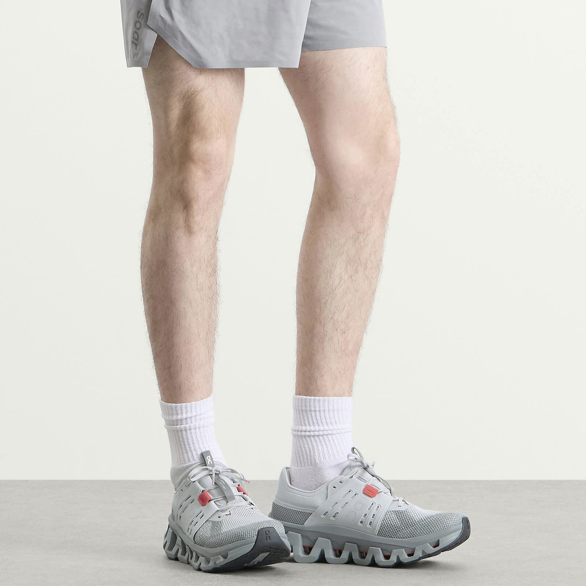 ON Men's Cloudswift Amp Sneaker in Glacier/Apollo