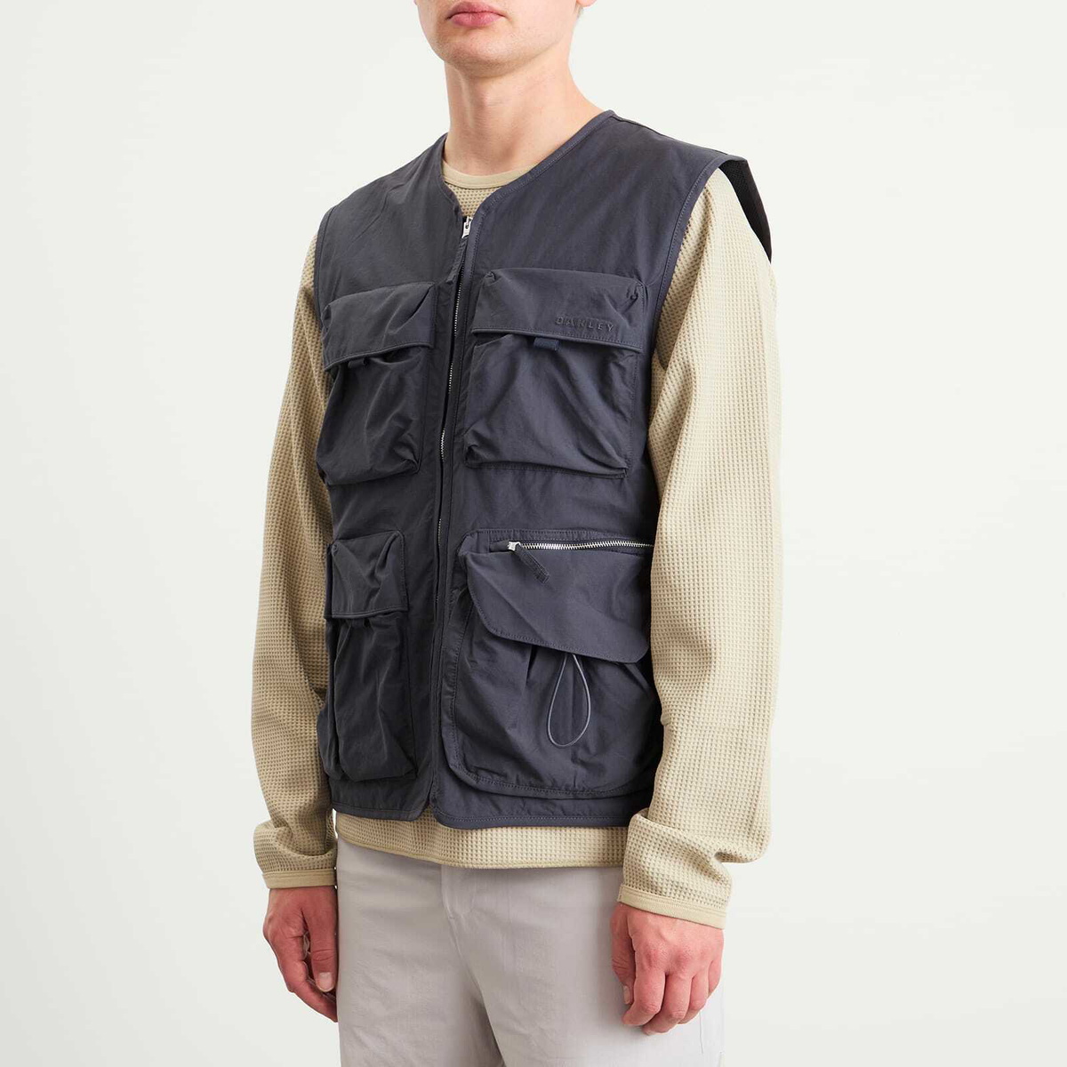 Oakley Men's Reserve Utility Vest in Graphite