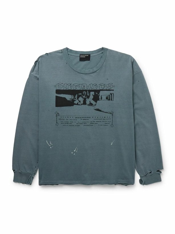 Photo: Enfants Riches Déprimés - Boy in Chains Distressed Paint-Splattered Logo-Print Cotton-Jersey T-Shirt - Blue