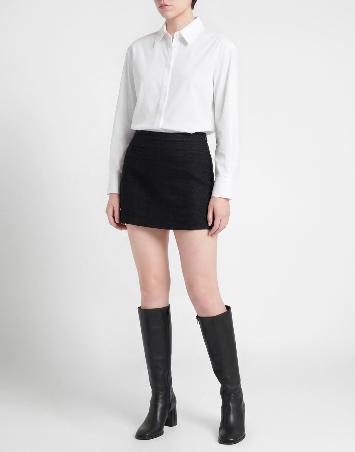 The Mannei Womens Mini skirt in Black