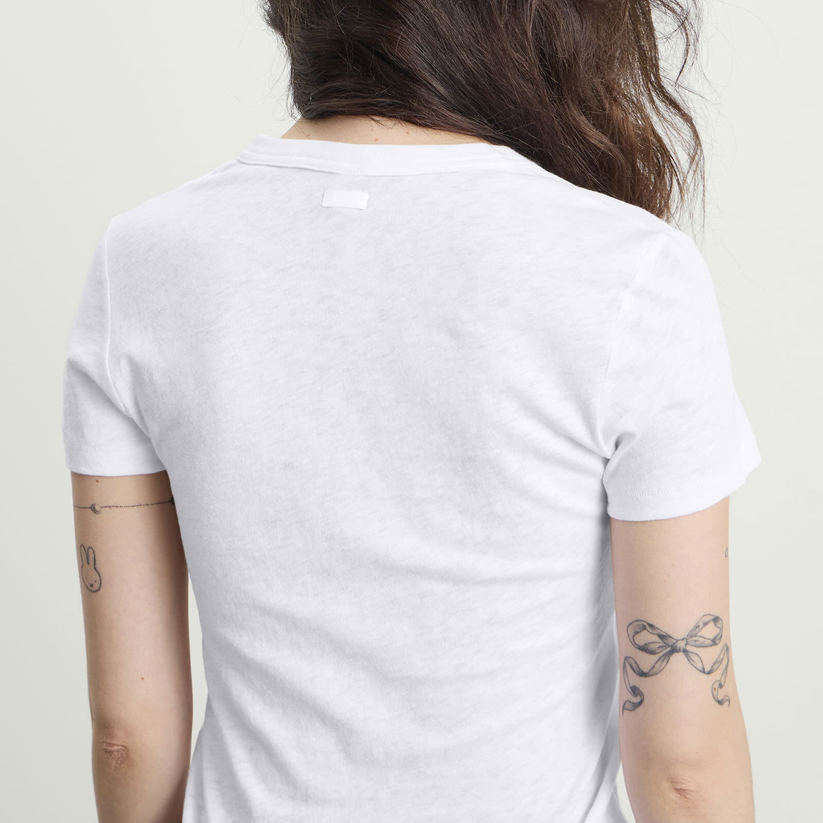 SKIMS Women's Worn In Jersey Baby V Neck T-Shirt in Snow
