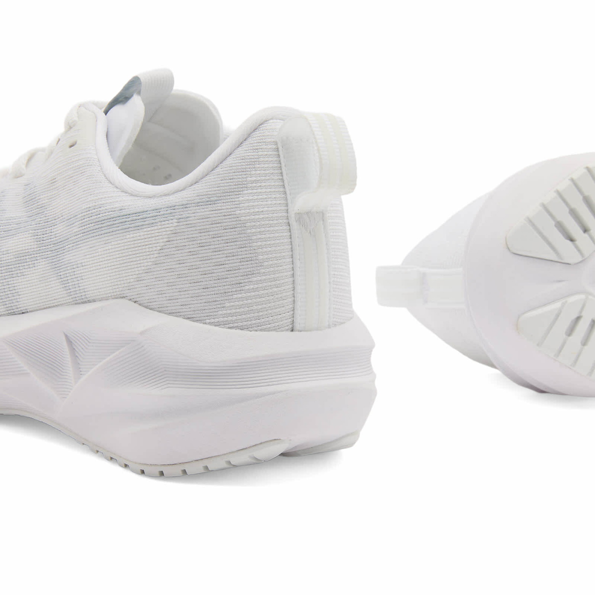 Asics Running NOVABLAST 5 in White/Piedmont Grey