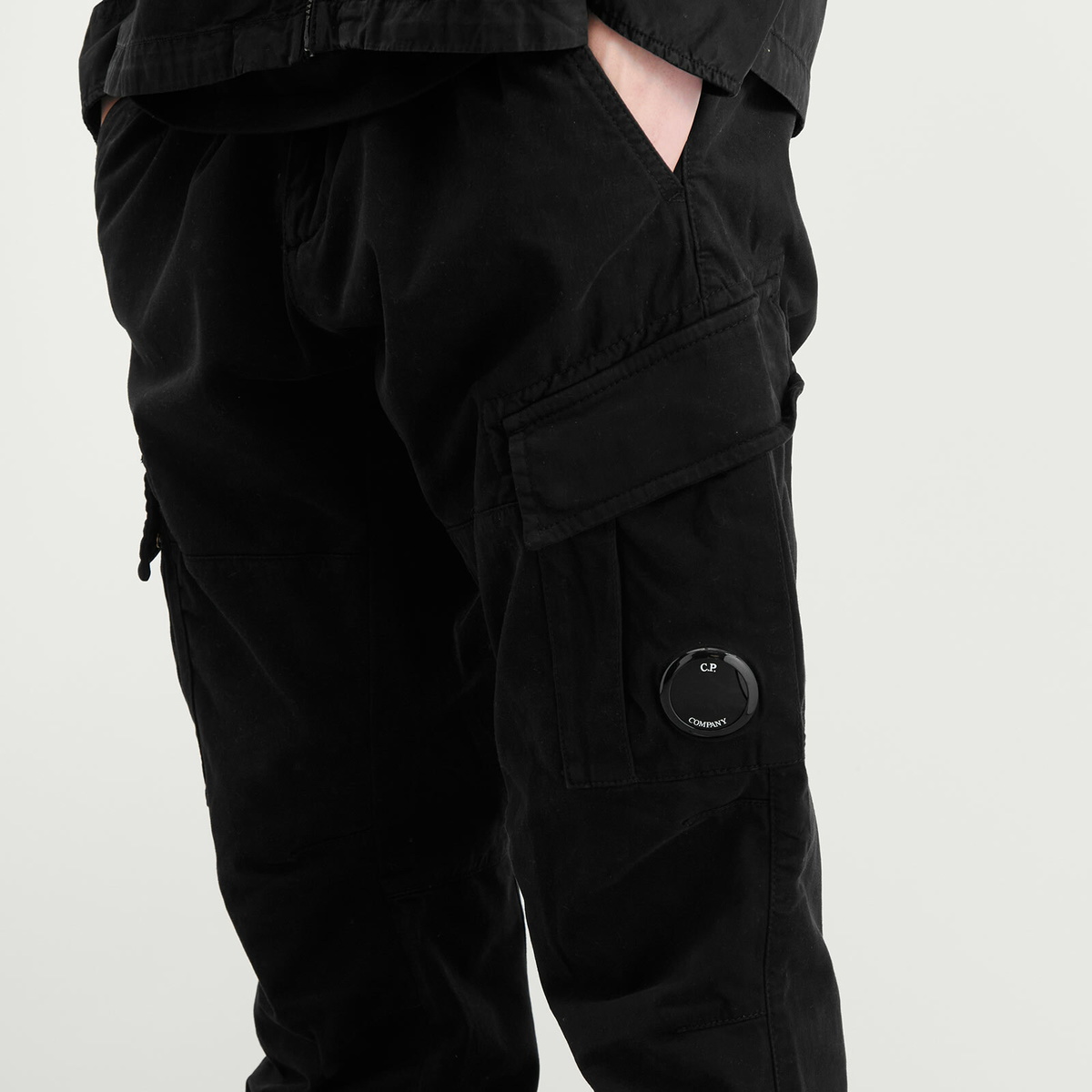 C.P COMPANY 新品 Black Taffeta Cargo pants 22947538_53149334_600.jpg