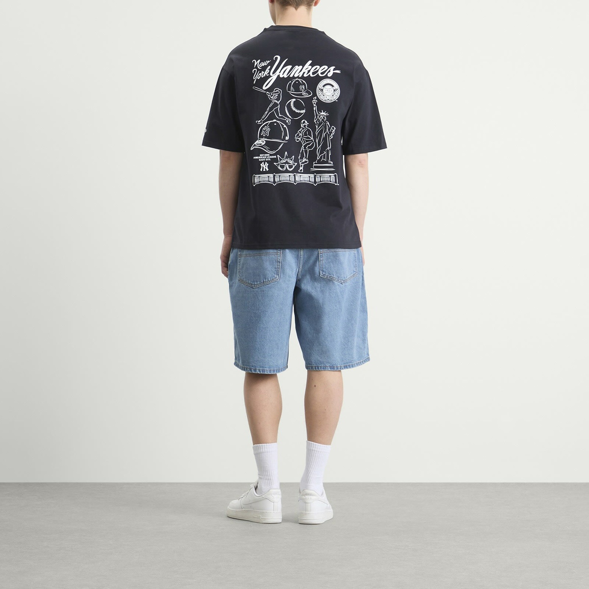 New Era Men's MLB Yankies Graphic T-Shirt in Navy