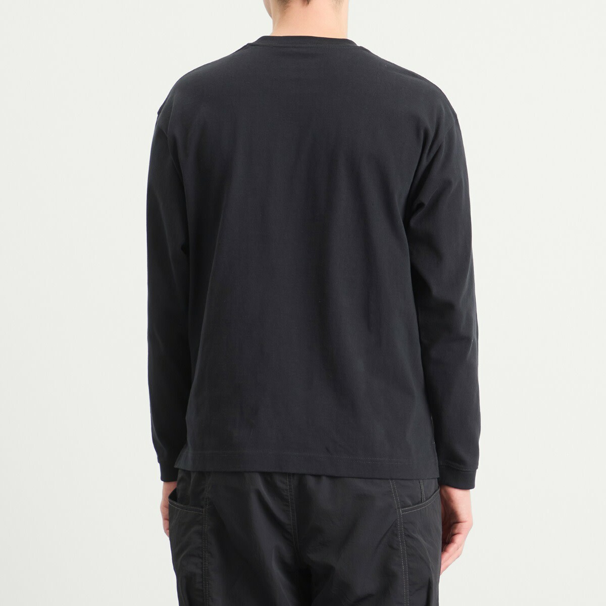 and wander Men's Heavy Cotton Longsleeve Pocket T-Shirt in Black