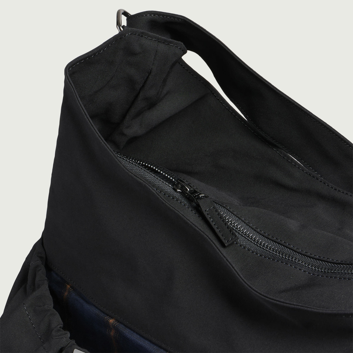 FrizmWORKS Men's Heritage Hunting Cross Bag in Black