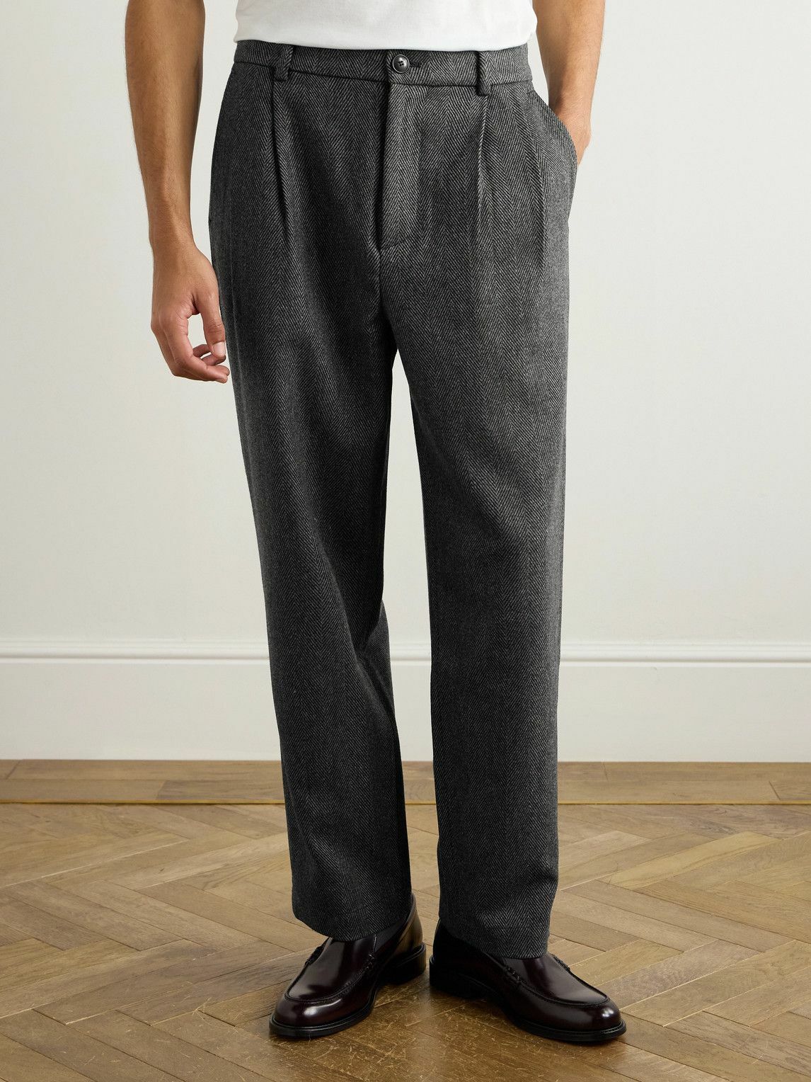 MILES LEON - Traveler Straight-Leg Pleated Herringbone Wool and Cashmere-Blend Trousers - Gray