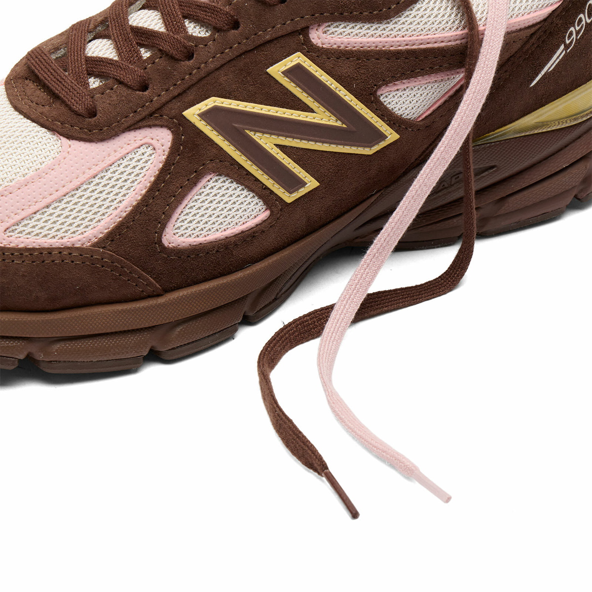 New Balance 990 v4 Sneaker in Brown