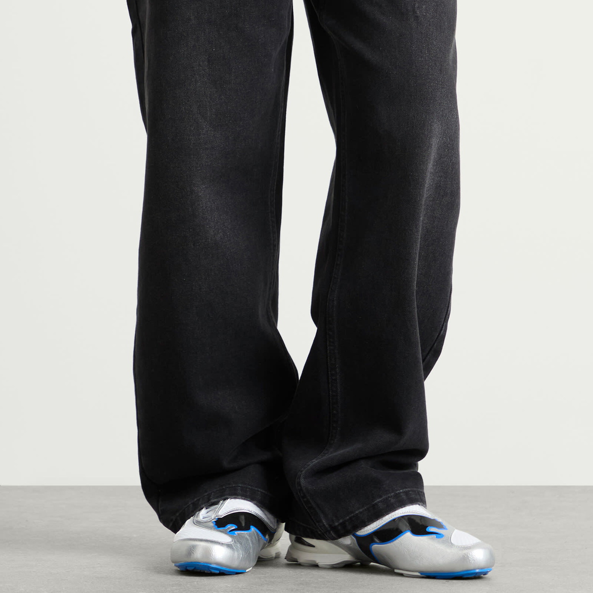 Puma V1.25 Metallic Sneaker in White/Silver