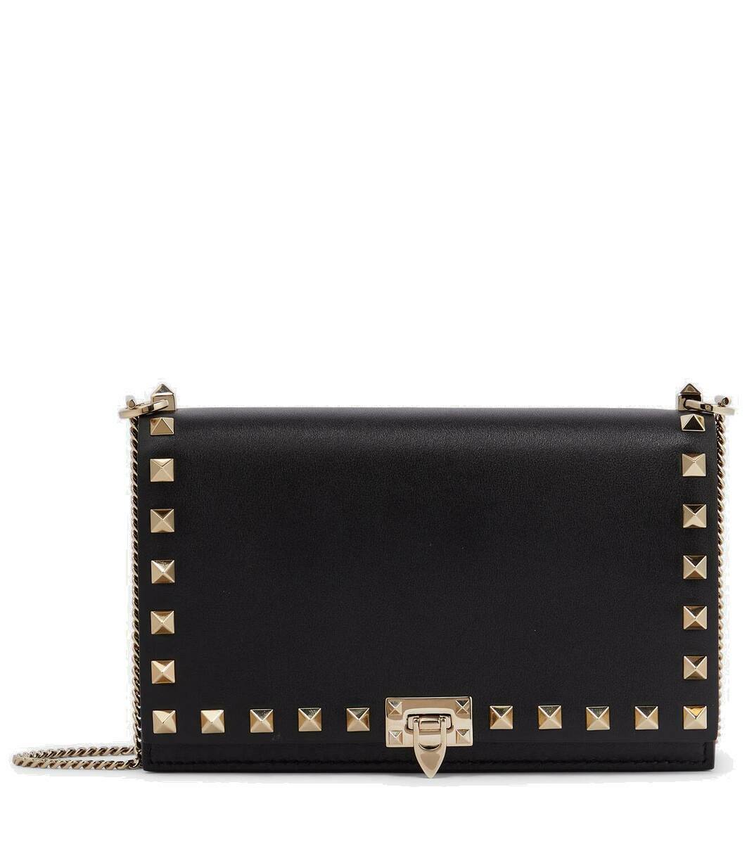 ■VALENTINO■ Rockstud Chain Strap Wallet Black 5W2P0Z81VSH0 Valentino Garavani Rockstud wallet-on-chain | Black | FARFETCH