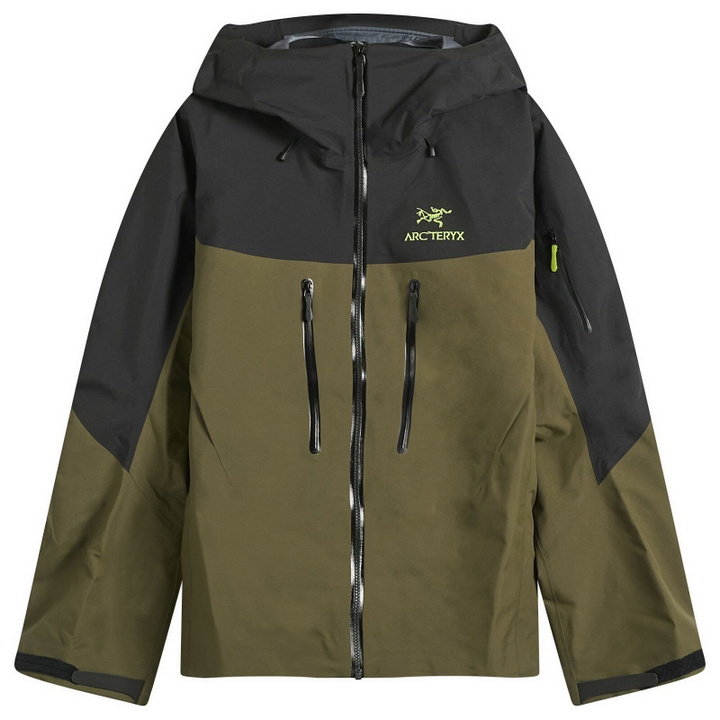Photo: Arc'teryx Men's Alpha SV Gore-Tex Jacket in Spotlight