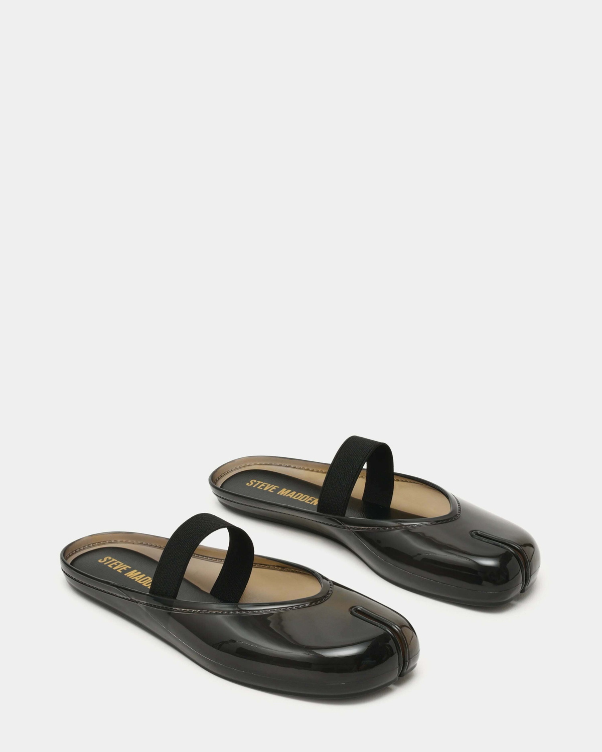 Steve Madden Cova Flats in Black