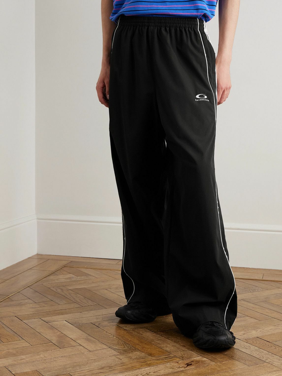 パンツ BALENCIAGA SOFT PINSTRIPED BLACK PANTS WITH LOGO BALENCIAGA Soft pinstriped black pants with logo | REVERSIBLE