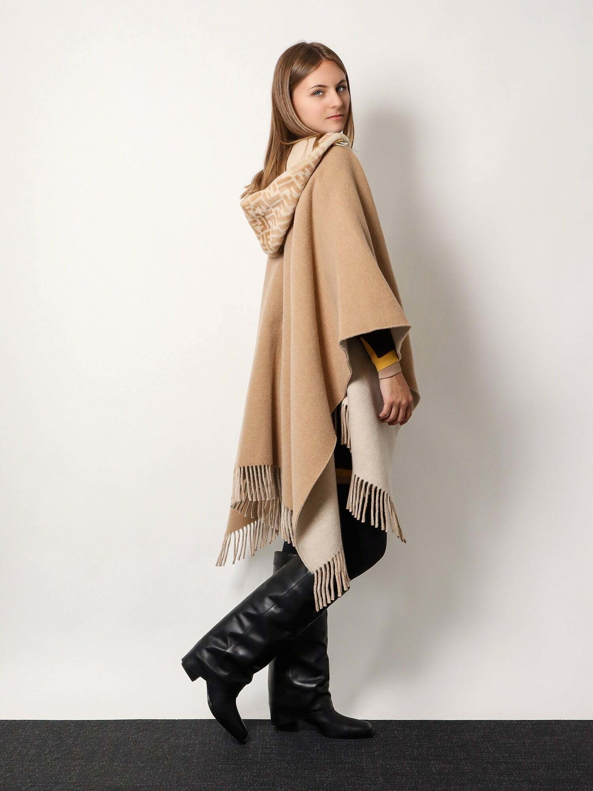 コート FENDI Wool and cashmere poncho with leather profiles Fendi Poncho Beige Womens Cape Fendi