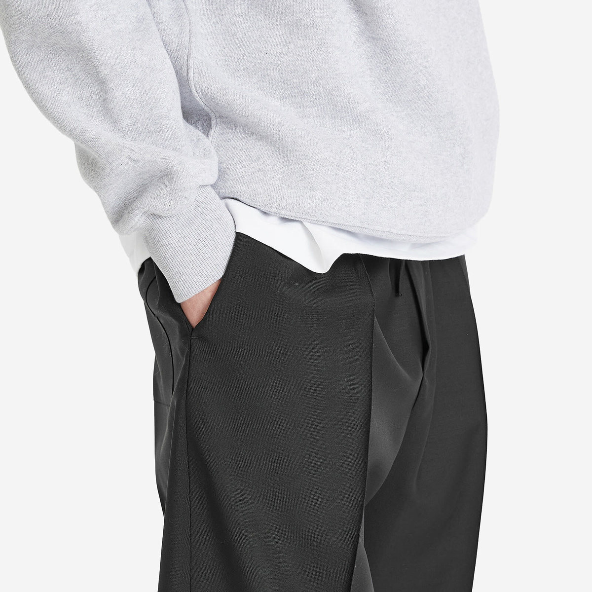 Róhe Men's Elasticated Waist Trousers in Black