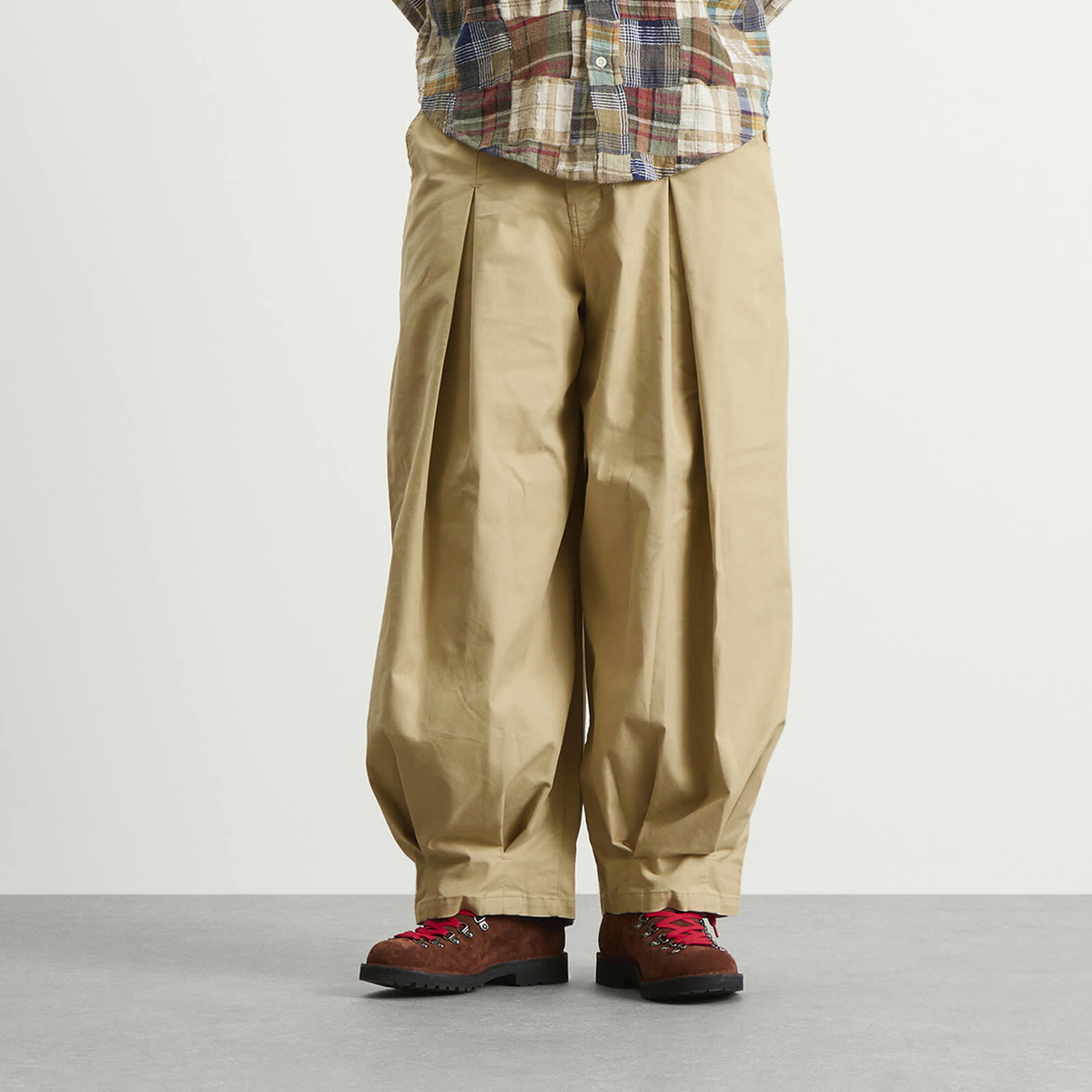 Anglan Men's Unbalance Long Tuck Balloon Pants in Beige
