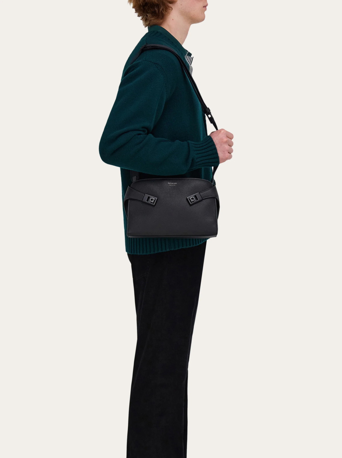 Ferragamo Mens Hug messenger bag in Black