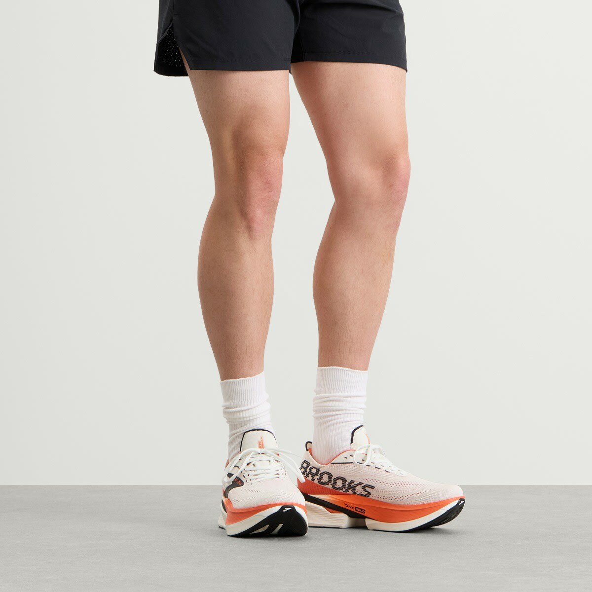 Brooks Men's Hyperion Max 4 in Grey/Tigerlily/Black