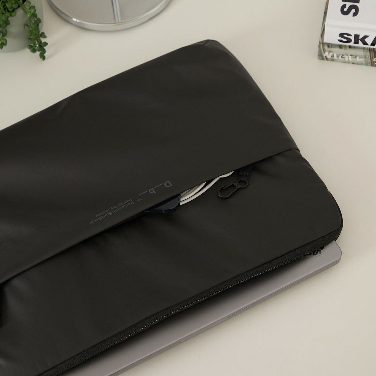 Db Journey Ramverk Laptop Sleeve - 16" in Black Out 