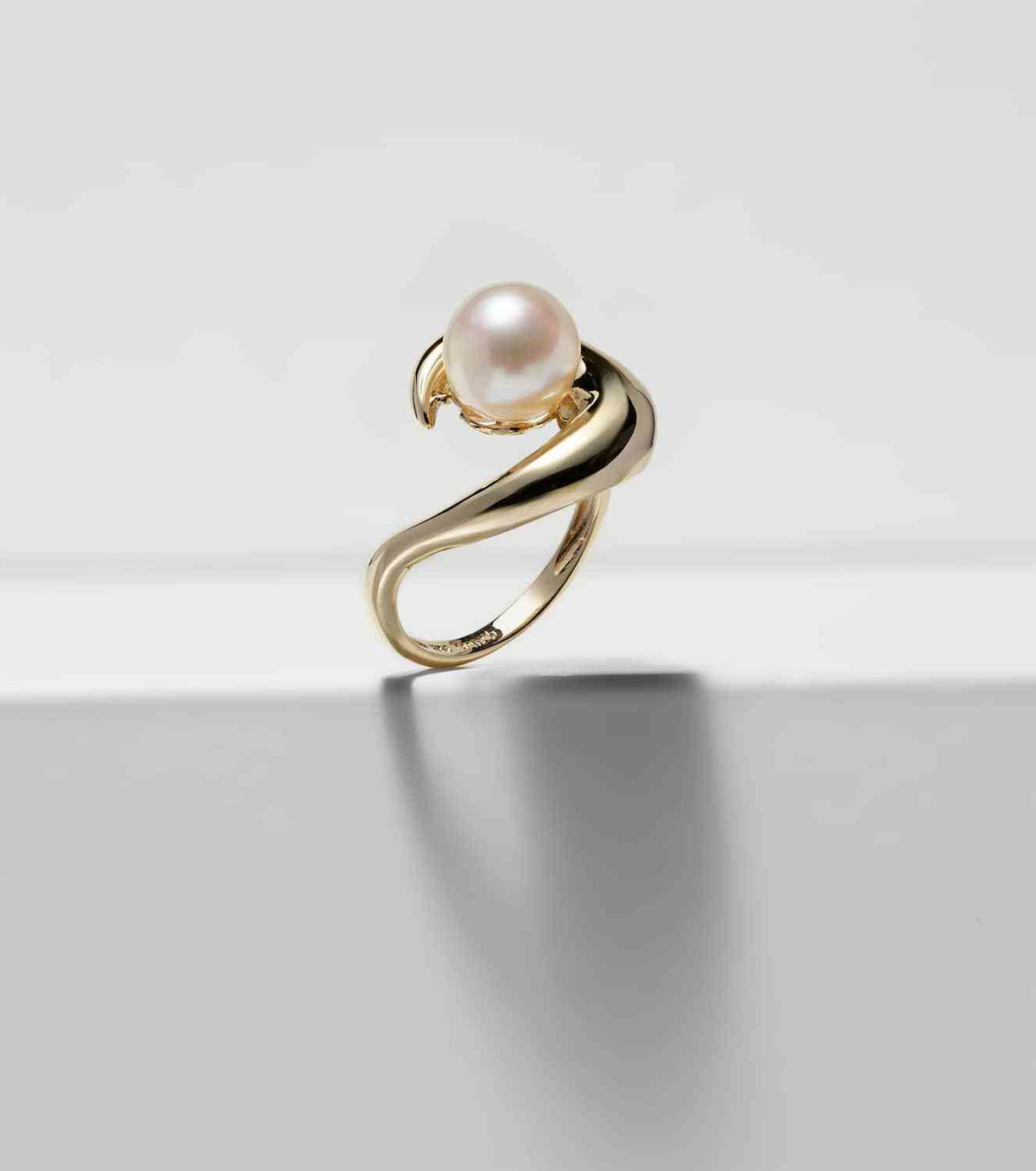 Mateo Pearl Curl 14kt gold ring with freshwater pearl