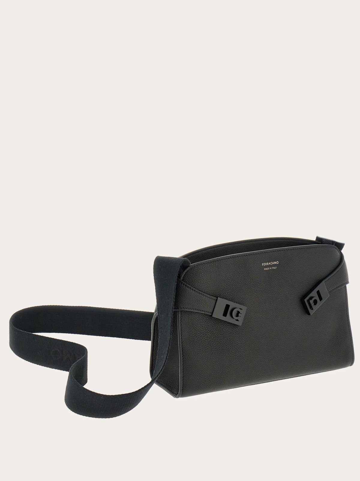 Ferragamo Mens Hug messenger bag in Black