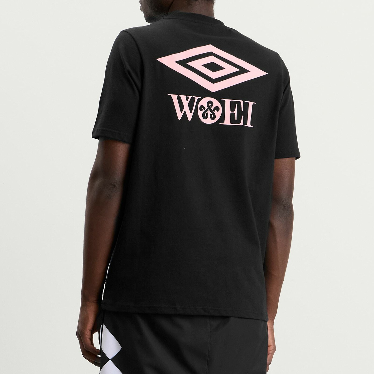Umbro Men's x WOEI Logo T-Shirt in Black/Pink
