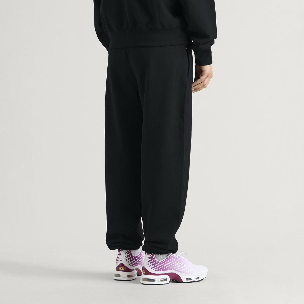 Nike Men's 560 Fleece Sweat Pant in Black