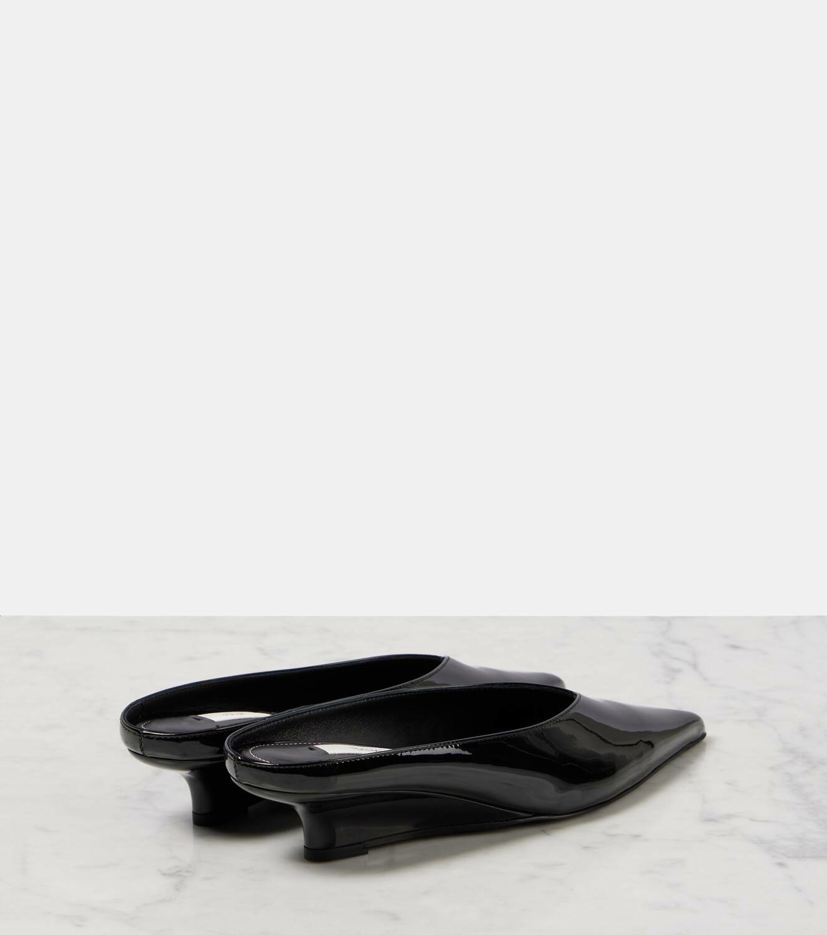 TOTEME ヒール Toteme Sharp patent leather wedge mules Toteme