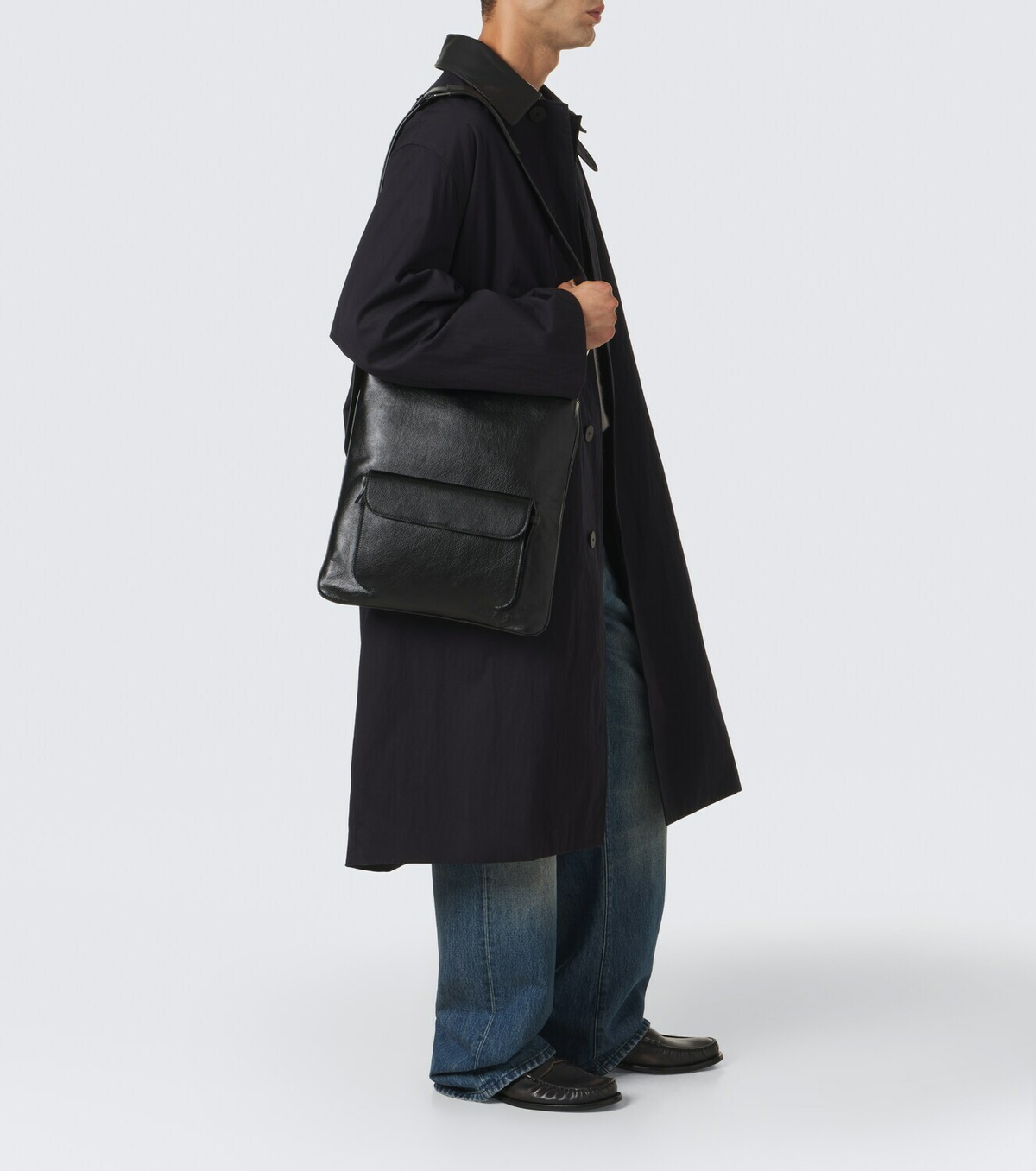 Métier Slide leather messenger bag