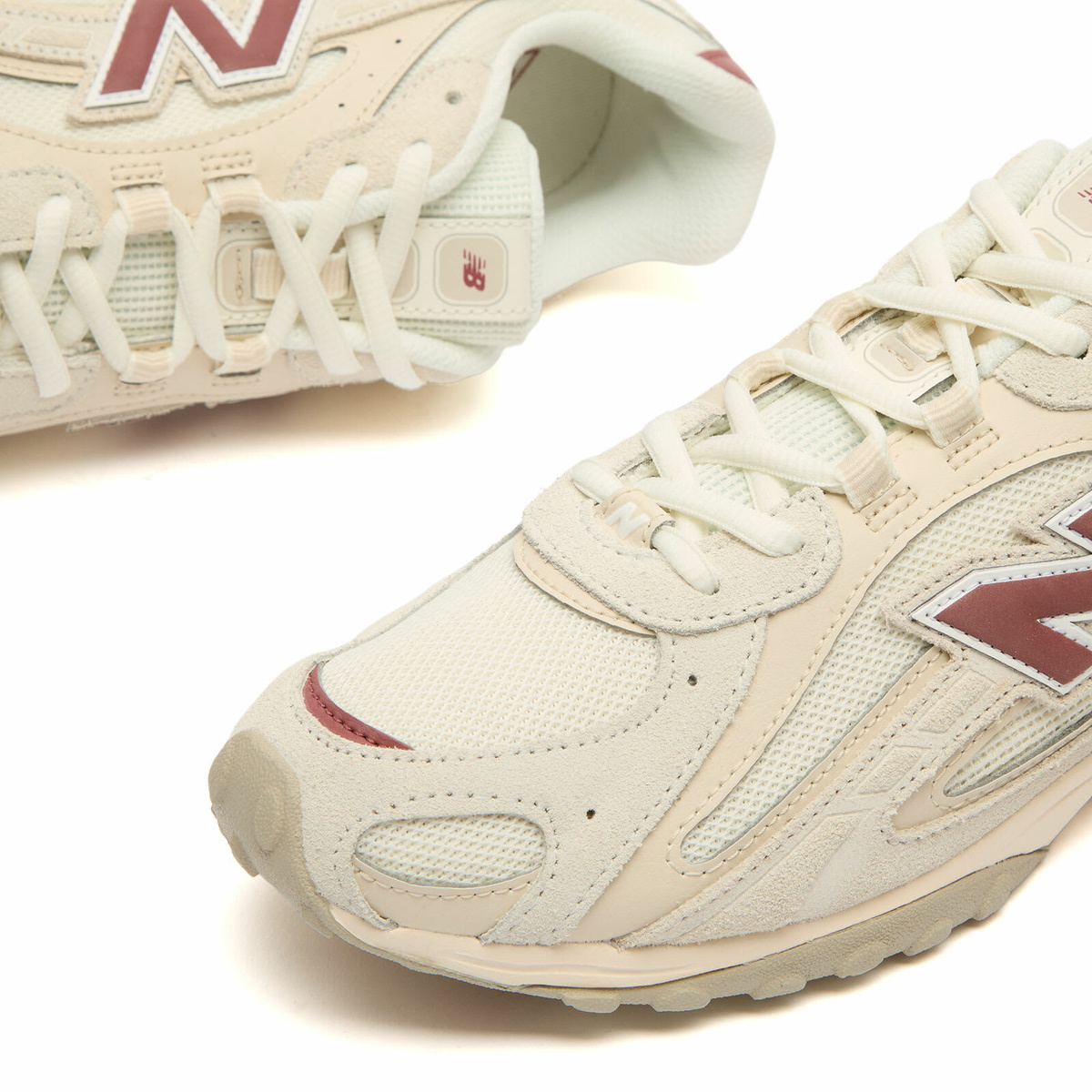 New Balance 204L Sneaker in Sea Salt/Red Rock