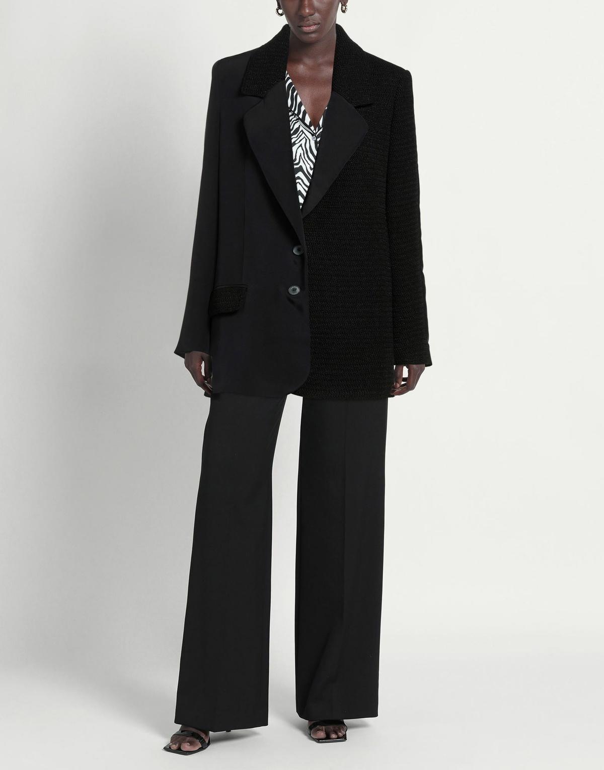 The Mannei Womens Blazer in Black