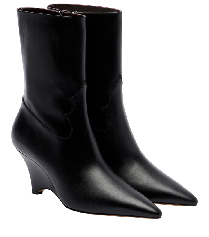 Photo: Le Monde Béryl Camille 70 leather boots